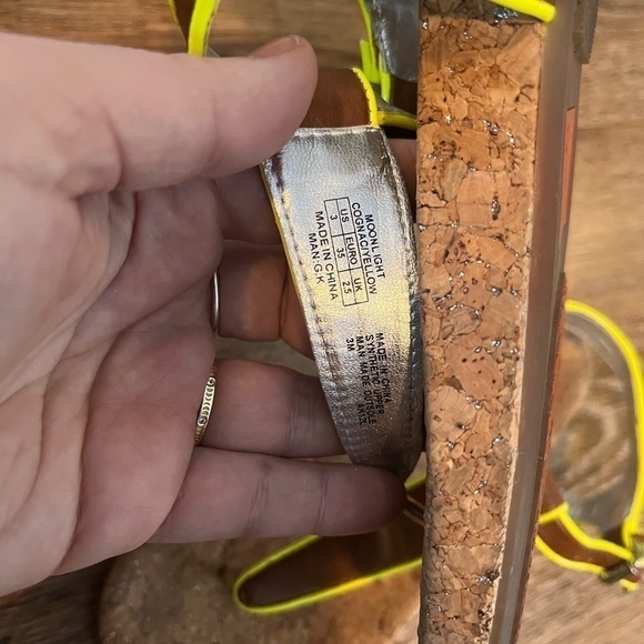 Michael kors kids sandal size 3 neon yellow - Picture 3 of 4